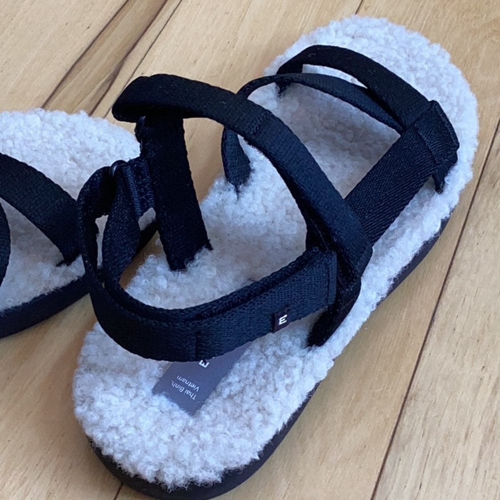 Everlane The Renew Teddy Sport Sandals. Black with cream Sherpa lining. Size 6 - Picture 14 of 15
